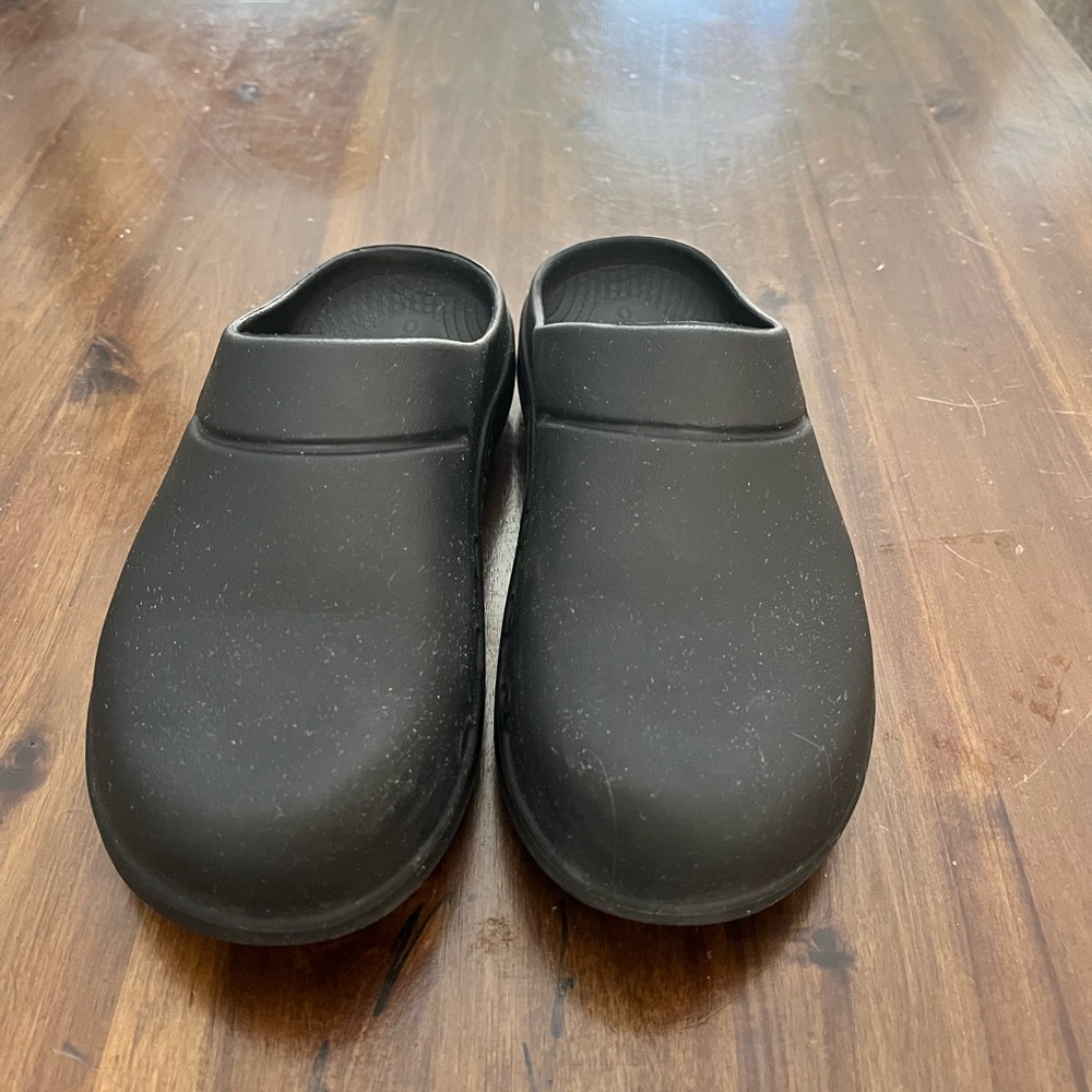 Black Slip-On OOFOS Clogs